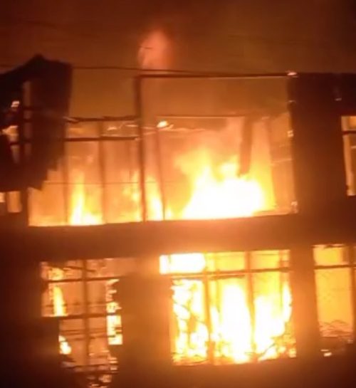 Rumah orang tua Asraf, mantan Pj Bupati Kerinci, ludes terbakar di Desa Sebukar, Jumat (5/6/2026). Foto: Tangkapan layar
