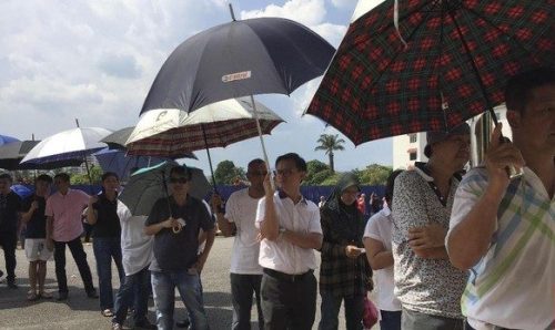 Ribuan pencari kerja mengantre panjang hingga hampir 2 kilometer saat mengikuti wawancara terbuka perusahaan semikonduktor di Malaka, Malaysia.(Foto : Ilustrasi CNN Indonesia/Hanna Azarya).