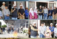 Wali Kota Sungai Penuh Alfin menyerahkan KTP-el kepada pelajar dan warga terdampak kebakaran di Disdukcapil Kota Sungai Penuh, Jumat (5/6).