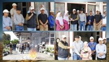 Wali Kota Sungai Penuh Alfin menyerahkan KTP-el kepada pelajar dan warga terdampak kebakaran di Disdukcapil Kota Sungai Penuh, Jumat (5/6).