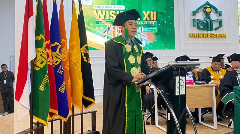 Rektor IAIN Kerinci, Dr. Jafar Ahmad, menyampaikan sambutan pada Wisuda Sarjana dan Pascasarjana Angkatan XII, Kamis (18/6/2026).