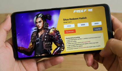 Ilustrasi pemain Free Fire ( ff) mengakses halaman penukaran Kode Redeem FF untuk mengklaim hadiah gratis dari Garena.