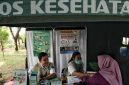 Petugas medis melakukan pemeriksaan skrining kanker kolorektal sebagai bagian dari Program Cek Kesehatan Gratis Nasional untuk deteksi dini kanker usus.(Foto: Pradita Utama)