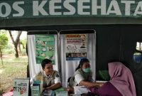 Petugas medis melakukan pemeriksaan skrining kanker kolorektal sebagai bagian dari Program Cek Kesehatan Gratis Nasional untuk deteksi dini kanker usus.(Foto: Pradita Utama)