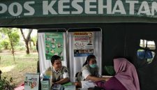 Petugas medis melakukan pemeriksaan skrining kanker kolorektal sebagai bagian dari Program Cek Kesehatan Gratis Nasional untuk deteksi dini kanker usus.(Foto: Pradita Utama)