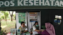 Petugas medis melakukan pemeriksaan skrining kanker kolorektal sebagai bagian dari Program Cek Kesehatan Gratis Nasional untuk deteksi dini kanker usus.(Foto: Pradita Utama)