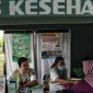 Petugas medis melakukan pemeriksaan skrining kanker kolorektal sebagai bagian dari Program Cek Kesehatan Gratis Nasional untuk deteksi dini kanker usus.(Foto: Pradita Utama)
