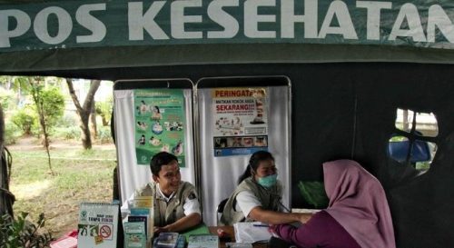 Petugas medis melakukan pemeriksaan skrining kanker kolorektal sebagai bagian dari Program Cek Kesehatan Gratis Nasional untuk deteksi dini kanker usus.(Foto: Pradita Utama)