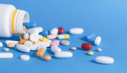 Ilustrasi obat-obatan dan kapsul sebagai gambaran kebijakan BPOM dalam menjaga stabilitas harga obat di tengah pelemahan nilai tukar rupiah.