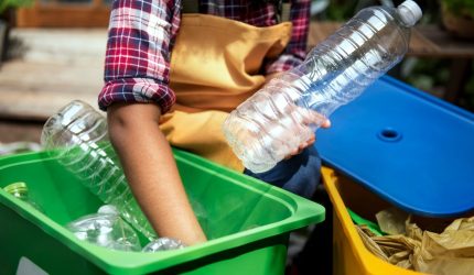 Ilustrasi kemasan pakai ulang dengan simbol reuse untuk mengurangi sampah plastik.