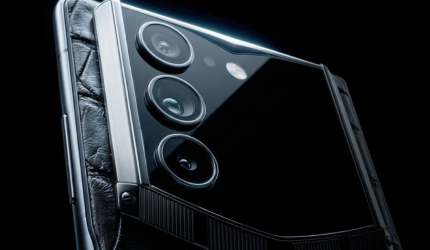Modul kamera belakang Vertu AlphaFold pada ponsel lipat premium dengan desain mewah, material eksklusif, dan teknologi AI canggih.