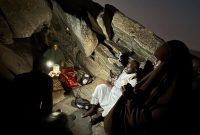 Pengunjung berdoa di Gua Hira(DOK. MCH 2026)