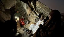 Pengunjung berdoa di Gua Hira(DOK. MCH 2026)