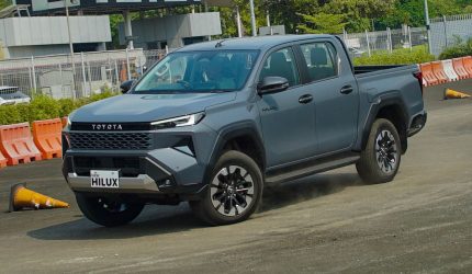 New Toyota Hilux BEV saat peluncuran resmi di Indonesia sebagai pikap listrik double cabin.