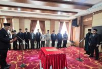 Wali Kota Sungai Penuh, Alfin S.H., melantik Dewan Pengawas Perumda Air Minum (PDAM) Tirta Khayangan periode 2026–2030 di Ruang Pola Kantor Wali Kota Sungai Penuh, Senin (01/6).