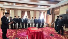 Wali Kota Sungai Penuh, Alfin S.H., melantik Dewan Pengawas Perumda Air Minum (PDAM) Tirta Khayangan periode 2026–2030 di Ruang Pola Kantor Wali Kota Sungai Penuh, Senin (01/6).