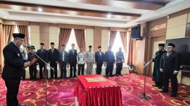Wali Kota Sungai Penuh, Alfin S.H., melantik Dewan Pengawas Perumda Air Minum (PDAM) Tirta Khayangan periode 2026–2030 di Ruang Pola Kantor Wali Kota Sungai Penuh, Senin (01/6).