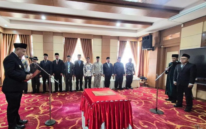 Wali Kota Sungai Penuh, Alfin S.H., melantik Dewan Pengawas Perumda Air Minum (PDAM) Tirta Khayangan periode 2026–2030 di Ruang Pola Kantor Wali Kota Sungai Penuh, Senin (01/6).