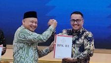 Walikota Alfin menerima LHP dan Opini WTP dari BPK RI Perwakilan Jambi.( Foto Prokopin)