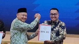 Walikota Alfin menerima LHP dan Opini WTP dari BPK RI Perwakilan Jambi.( Foto Prokopim)