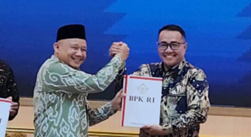 Walikota Alfin menerima LHP dan Opini WTP dari BPK RI Perwakilan Jambi.( Foto Prokopim)