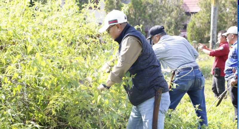 Alfin mengajak ASN membiasakan pilah sampah saat peringatan Hari Lingkungan Hidup Sedunia 2026. ( Foto Discominfo Sungai penuh)