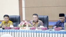 Wali Kota Alfin memimpin rapat evaluasi pajak dan retribusi daerah tahun 2026.