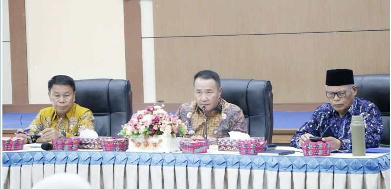 Wali Kota Alfin memimpin rapat evaluasi pajak dan retribusi daerah tahun 2026.