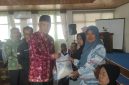 Wakil Wali Kota Sungai Penuh menyerahkan bantuan kepada masyarakat pada Bakti Sosial Terintegrasi Kemensos RI.