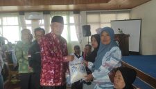 Wakil Wali Kota Sungai Penuh menyerahkan bantuan kepada masyarakat pada Bakti Sosial Terintegrasi Kemensos RI.
