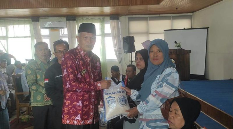 Wakil Wali Kota Sungai Penuh menyerahkan bantuan kepada masyarakat pada Bakti Sosial Terintegrasi Kemensos RI.