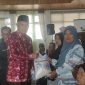 Wakil Wali Kota Sungai Penuh menyerahkan bantuan kepada masyarakat pada Bakti Sosial Terintegrasi Kemensos RI.