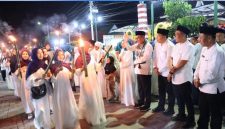 Wako Alfin melepas ribuan peserta Pawai Obor 1 Muharam 1448 H di Sungai Penuh. ( Foto Pemkot)