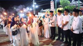 Wako Alfin melepas ribuan peserta Pawai Obor 1 Muharam 1448 H di Sungai Penuh. ( Foto Pemkot)