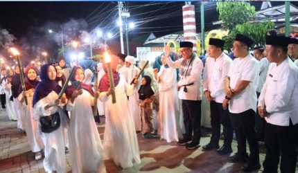 Wako Alfin melepas ribuan peserta Pawai Obor menyambut 1 Muharam 1448 Hijriah di Lapangan Merdeka Kota Sungai Penuh.