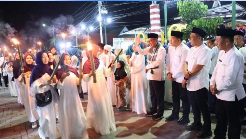 Wako Alfin melepas ribuan peserta Pawai Obor 1 Muharam 1448 H di Sungai Penuh. ( Foto Pemkot)