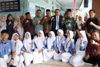 Wali Kota Sungai Penuh Alfin, S.H. mendampingi Wakil Gubernur Jambi Drs. H. Abdullah Sani meninjau pelaksanaan Sistem Penerimaan Murid Baru (SPMB) di SMA Negeri 2 Kota Sungai Penuh, Kamis (18/6/2026).