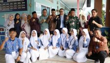 Wali Kota Sungai Penuh Alfin, S.H. mendampingi Wakil Gubernur Jambi Drs. H. Abdullah Sani meninjau pelaksanaan Sistem Penerimaan Murid Baru (SPMB) di SMA Negeri 2 Kota Sungai Penuh, Kamis (18/6/2026).