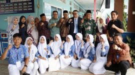 Wali Kota Sungai Penuh Alfin, S.H. mendampingi Wakil Gubernur Jambi Drs. H. Abdullah Sani meninjau pelaksanaan Sistem Penerimaan Murid Baru (SPMB) di SMA Negeri 2 Kota Sungai Penuh, Kamis (18/6/2026).