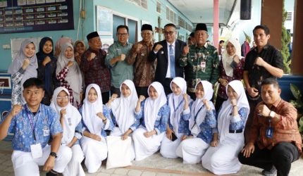 Wali Kota Sungai Penuh Alfin, S.H. dan Wakil Gubernur Jambi Abdullah Sani meninjau pelaksanaan SPMB di SMA Negeri 2 Kota Sungai Penuh.