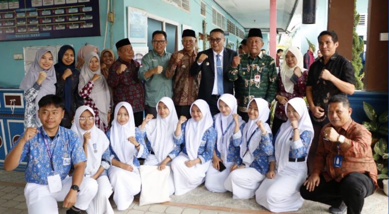 Wali Kota Sungai Penuh Alfin, S.H. mendampingi Wakil Gubernur Jambi Drs. H. Abdullah Sani meninjau pelaksanaan Sistem Penerimaan Murid Baru (SPMB) di SMA Negeri 2 Kota Sungai Penuh, Kamis (18/6/2026).