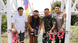Wako Alfin meresmikan Jembatan Perintis Garuda di Desa Mekar Jaya, Kecamatan Tanah Kampung, Senin (22/6/2026).
