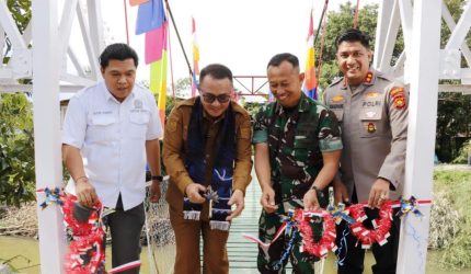 Wali Kota Sungai Penuh Alfin meresmikan Jembatan Perintis Garuda di Desa Mekar Jaya Kecamatan Tanah Kampung.