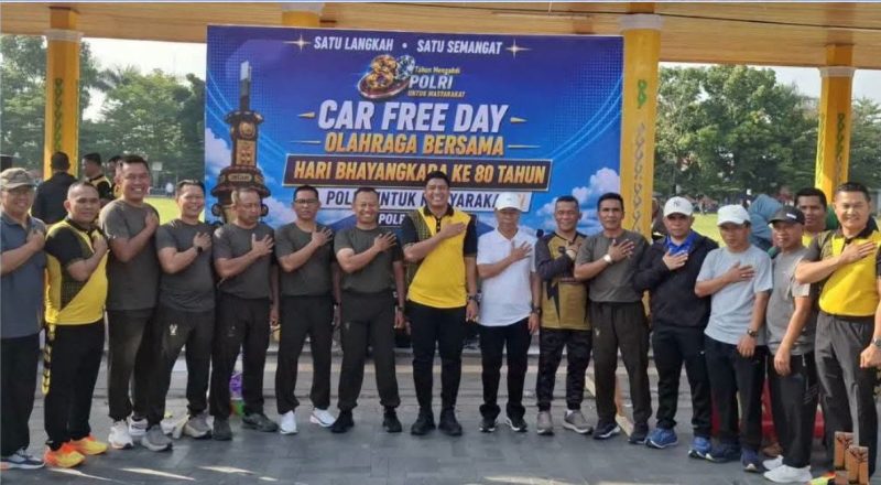 Sekda Kota Sungai Penuh Alpian menghadiri kegiatan Car Free Day dalam rangka Hari Bhayangkara ke-80 yang digelar Polres Kerinci di Lapangan Merdeka, Minggu (28/6/2026).