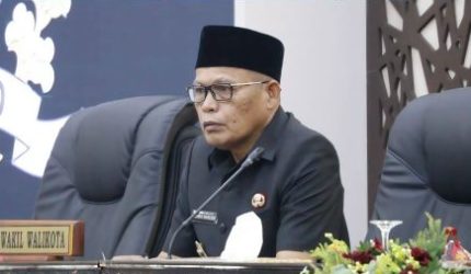 Wakil Wali Kota Sungai Penuh Azhar Hamzah menghadiri rapat paripurna pembahasan Raperda Pertanggungjawaban APBD Tahun Anggaran 2025 di DPRD Kota Sungai Penuh.