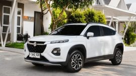 Suzuki Fronx GL AT menampilkan desain eksterior modern yang simpel namun fungsional untuk kebutuhan harian di perkotaan.