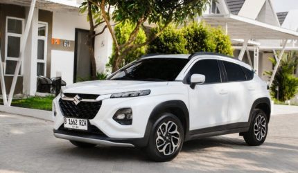 Suzuki Fronx GL AT berwarna putih tampak dari depan dengan desain crossover modern di jalan perkotaan