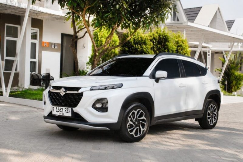 Suzuki Fronx GL AT menampilkan desain eksterior modern yang simpel namun fungsional untuk kebutuhan harian di perkotaan.