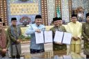 Wali Kota Sungai Penuh Alfin, SH bersama Wali Kota Jambi Maulana saat penandatanganan Nota Kesepahaman (MoU) tata kelola pemerintahan daerah dalam rangka Hari Jadi ke-625 Kota Jambi dan HUT ke-80 Pemerintah Kota Jambi.( Foto Prokopim Kota Sungai Penuh)