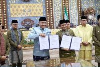 Wali Kota Sungai Penuh Alfin, SH bersama Wali Kota Jambi Maulana saat penandatanganan Nota Kesepahaman (MoU) tata kelola pemerintahan daerah dalam rangka Hari Jadi ke-625 Kota Jambi dan HUT ke-80 Pemerintah Kota Jambi.( Foto Prokopim Kota Sungai Penuh)